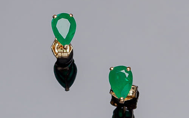 Yellow gold earrings with a fine emerald, goatee cut,...