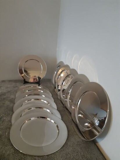 12 Silver-plated bottom plates. - Silverplate