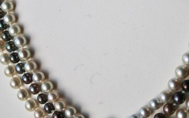 14 kt. White gold lock genuine sea/salty Japanese Akoya round pearls in - 3 string luxury Necklace - 1.08 ct Emerald - Diamonds