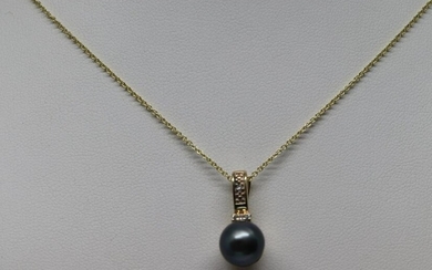 14k Diamond And Pearl Necklace.