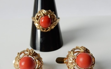 18 kt. Gold - Set of a ring and ear studs set with red coral