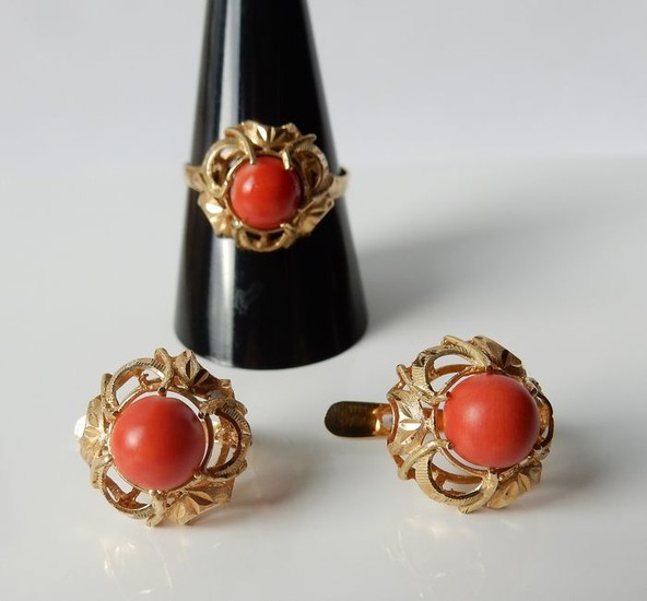 18 kt. Gold - Set of a ring and ear studs set with red coral