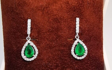 18 kt. White gold - Earrings - 2.05 ct Emerald - Diamond