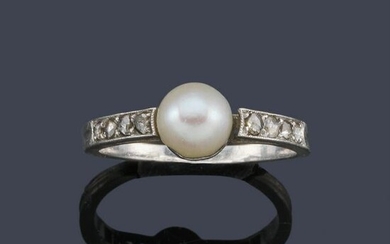 18K white gold ring with central pearl and diamonds on