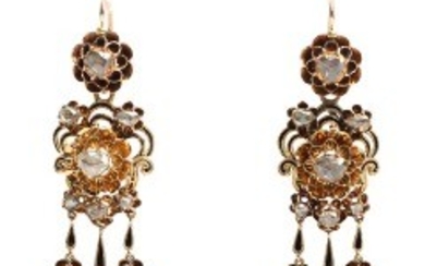1927/1123 - A pair of late 19th century diamond earrings each set with ten rose-cut diamonds and black enamel, mounted in 14k gold. L. app. 5.7 cm. (2)