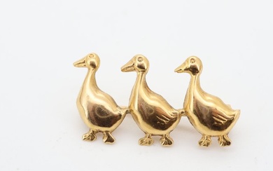 19.2K gold brooch with 3 ducklings <br> <br>Size: 2.5x1.5cm <br>Total...