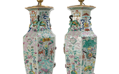 2 vases en porcelaine famille rose, montés en lampe, Chine, XIXe s., décor partiellement en relief d'objets précieux, vases fleuris et fr