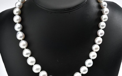 A STRAND OF GRADUATING SOUTH SEA PEARLS, MEASURING 9.8-13.3MM TO A BALL CLASP IN SILVER