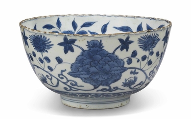 A CHINESE BLUE AND WHITE FOLIATE-RIMMED BOWL, WANLI PERIOD (1573-1619)