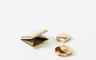 A 20 carat gold snuffbox, an 18 carat gold box and a 14 carat gold purse