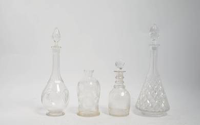 23 Lot de quatre carafes en cristal XIXème siècle (manque un bouchon) Hauteur: 18.5 à...