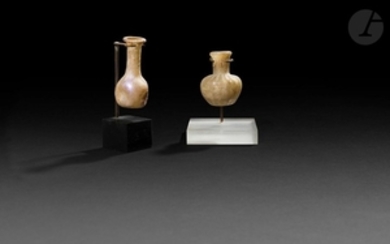 Deux flacons miniatures en verre écru, Egypte ou P…