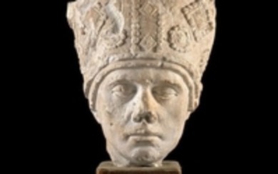 ÉCOLE DE BOURGOGNE, DEUXIÈME MOITIÉ DU XVe SIÈCLE Tête de prélat mitré Fragment de statue en pierre calcaire