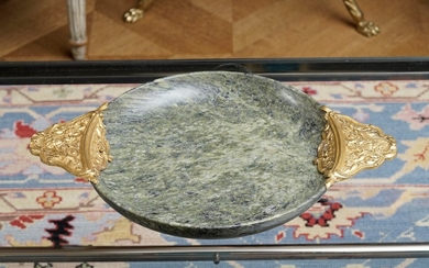 L'Escalier de Cristal, coupe en pierre dure verte mouchetée, monture de style Régence fin XIXe s. en bronze doré, diam. hors anses : 28 c