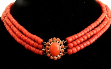 14 kt. Yellow gold - antique necklace of 3 rows of red coral with a golden entourage clasp