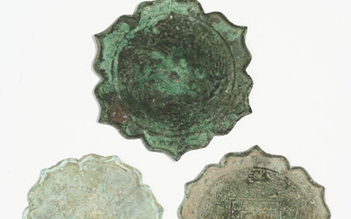 3 miroirs floriformes en bronze, Chine, dynastie Song, diam. 12 cm, 14 cm et 15,5 cm