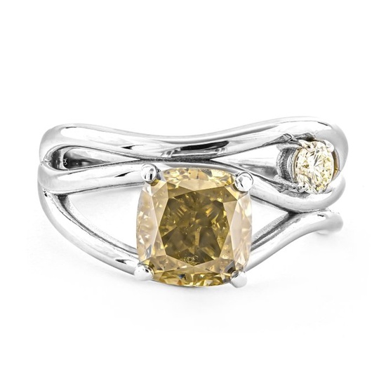 3.15 Tcw Yellow Diamond Ring White gold - Ring - 3.02 ct Diamond - 0.13 ct Diamond - No Reserve Price
