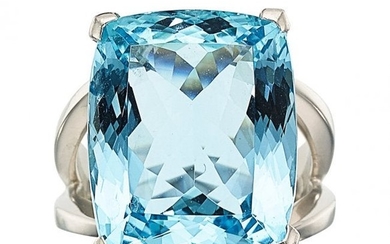 55023: Aquamarine, Platinum Ring The ring features a c