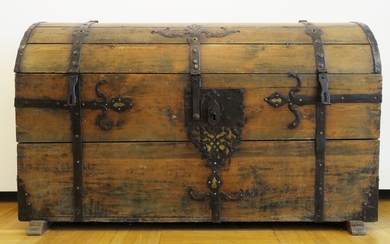 Große Rundbogen-Koffertruhe, 18. Jahrhundert