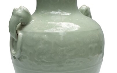CHINE Vase en porcelaine monochrome céladon... - Lot 23 - Paris Enchères - Collin du Bocage