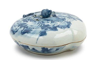 A Blue and White Porcelain Peach-Form Covered Box Diam