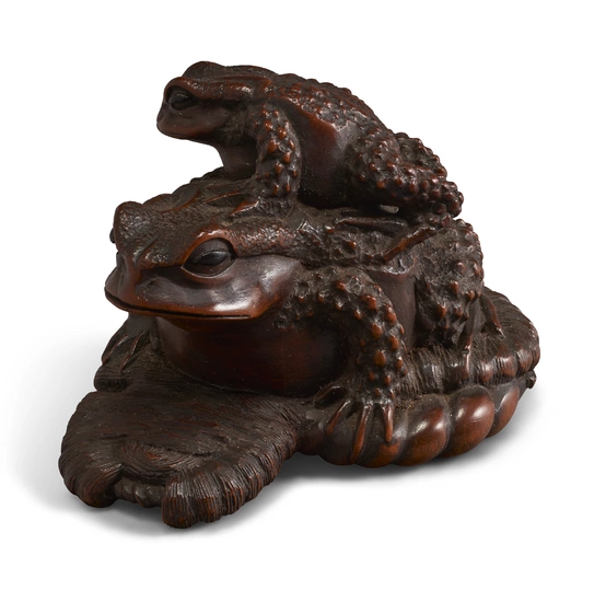 A CARVED WOOD SCULPTURE OF A BABY AND LARGE TOAD ON STRAW SANDAL EDO PERIOD (19TH CENTURY), SIGNED MASANAO