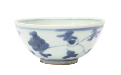 A CHINESE BLUE AND WHITE 'FLORAL' BOWL 明 青花花卉紋盌
