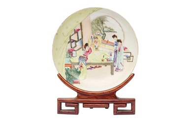 A CHINESE FAMILLE ROSE 'FIGURATIVE' DISH 民國時期 粉彩人物故事圖紋盤 《乾隆年製》款