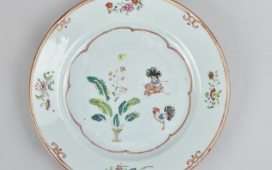 A CHINESE FAMILLE ROSE PLATE DECORATED WITH TWO COCKERELS - Porcelain - China - Qianlong (1736-1795)