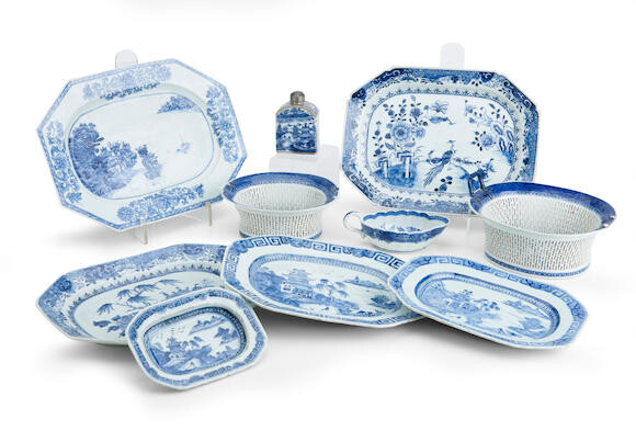 A COLLECTION OF CHINESE EXPORT BLUE AND WHITE PORCELAIN