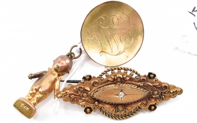 A COLLECTION OF GOLD ITEMS COMRPISING TWO BROOCHES IN 15CT AND 9CT GOLD, AND A KEWPIE IN 9CT GOLD, TOTAL WEIGHT 7.2gms