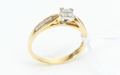 A DIAMOND DRESS RING IN 18CT GOLD, CENTRALLY SET WITH A PRINCESS CUT DIAMOND ESTIMATED 0.50CT, WITH FURTHER DIAMOND DETAIL, SIZE O,...