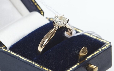 A DIAMOND SOLITAIRE RING IN TWO TONE 14CT GOLD, FEATURING AN OLD CUT DIAMOND OF 0.86CT, SIZE O, 3.5GMS