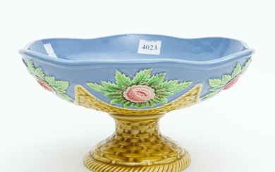 A FRENCH MAJOLICA COMPORT WITH FLORAL AND WOVEN CANE DECORATION, 23 CM DIAMETER, 12 CM HIGH