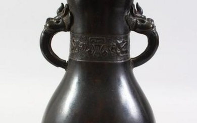 A GOOD 18TH / 19TH CENTURY CHINESE BRONZE TWIN HANDLED
