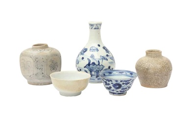 A GROUP OF CHINESE AND VIETNAMESE PORCELAIN 明至二十世紀 各式瓷器一組