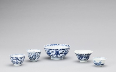 A GROUP OF FIVE BLUE AND WHITE PORCELAIN...