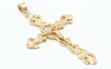 A HANDCRAFTED CRUCIFIX CROSS PENDANT IN 14CT GOLD, LENGTH 7CMS, 10.4GMS