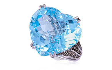 A LARGE BLUE TOPAZ AND 'CHAMPAGNE' DIAMOND RING