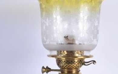 A LARGE EDWARDIAN CLEAR YELLOW OIL LAMP. 48 cm high not