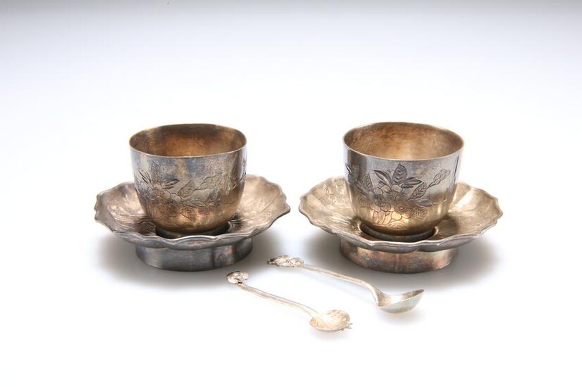 A PAIR OF CHINESE EXPORT SILVER CUPS AND SAUCERS, with