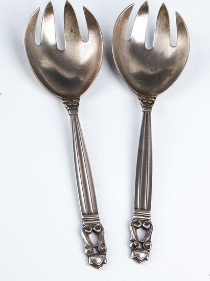 A PAIR OF STERLING SILVER SERVING PIECES BY GEORG