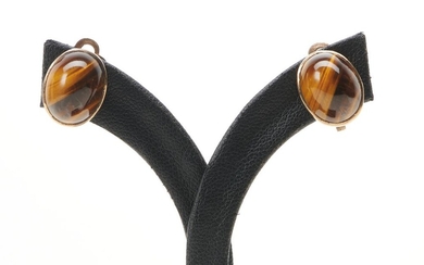 A PAIR OF TIGER-EYE CABOCHON SET CLIP EARRINGS IN 9CT GOLD, LENGTH 14MM