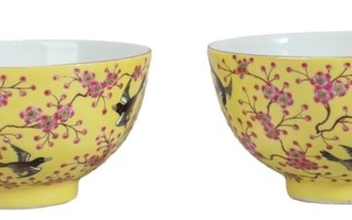 A PAIR OF YELLOW GROUND FAMILLE ROSE BOWLS