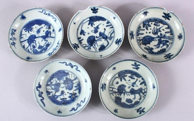 A SET OF 5 CHINESE BLUE & WHITE PORCELAIN SAUCER