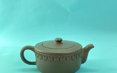 A “YiXing” 宜兴 teapot decorated with fans motifs with...