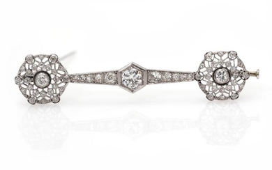 A diamond brooch set with numerous diamonds weighing a total of app. 2.40 ct., mounted in platinum. L. app. 7 cm. Circa 1900-1910. – Bruun Rasmussen Auctioneers of Fine Art