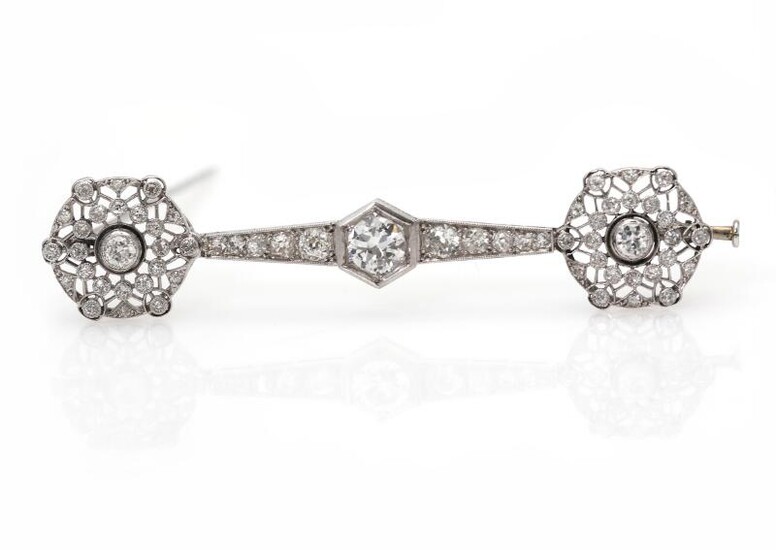 A diamond brooch set with numerous diamonds weighing a total of app. 2.40 ct., mounted in platinum. L. app. 7 cm. Circa 1900-1910. – Bruun Rasmussen Auctioneers of Fine Art