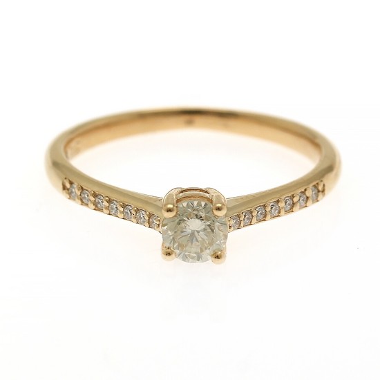 A diamond ring set with a brilliant-cut diamond flanked by numerous brilliant-cut diamonds, totalling app. 0.40 ct., mounted in 14k gold. Size 54.
