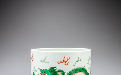 A famille-verte 'dragon' brushpot, Qing dynasty, 18th century | 清十八世紀...
